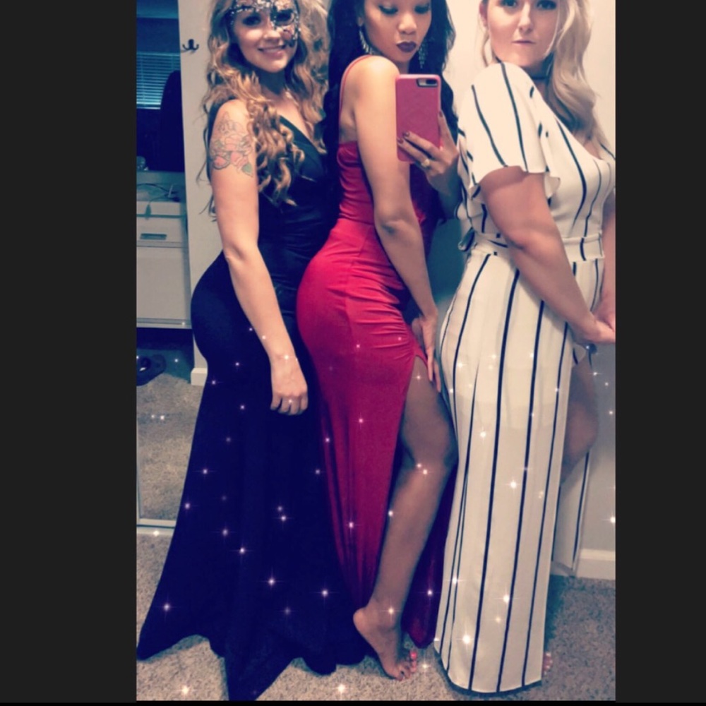 Beautiful classy black dress.